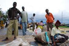 Watu wanafanya biashara katika soko la Mwigobero