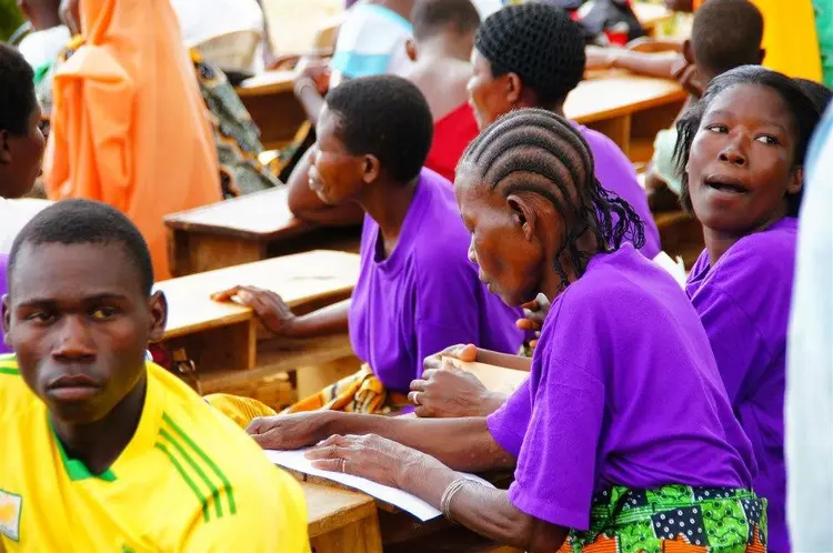 Mwanamke anasoma kitabu cha Luka