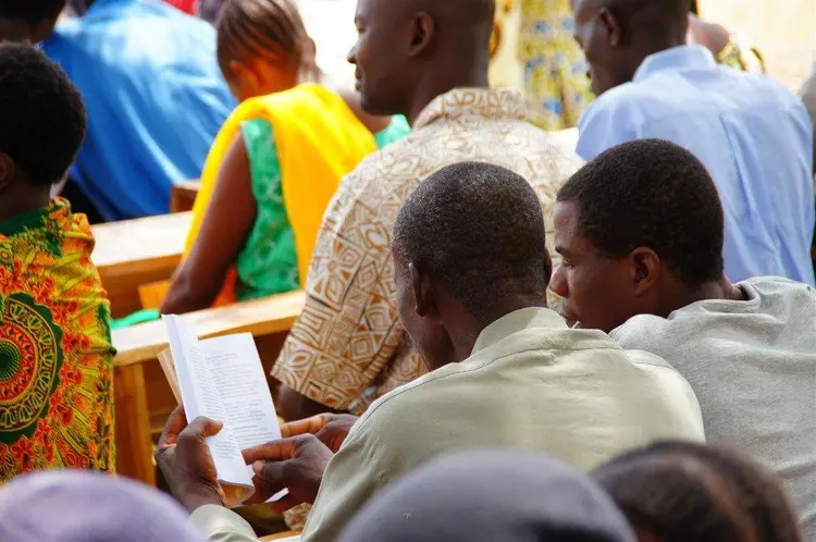 Mzee anasoma kitabu cha Luka